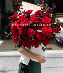 Góc 1 của Hồng đỏ trầm hương — Hoa hồng đỏ phối lá sẫm màu trong bình xám