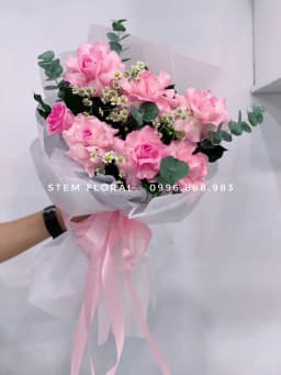 Góc 2 của Bó hồng vườn nhỏ — Hoa hồng phấn phối lá xanh đậm và các nhánh nhỏ màu sáng, được bó trong giấy trắng hồng