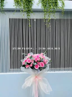 Góc 4 của Bó hồng vườn nhỏ — Hoa hồng phấn phối lá xanh đậm và các nhánh nhỏ màu sáng, được bó trong giấy trắng hồng