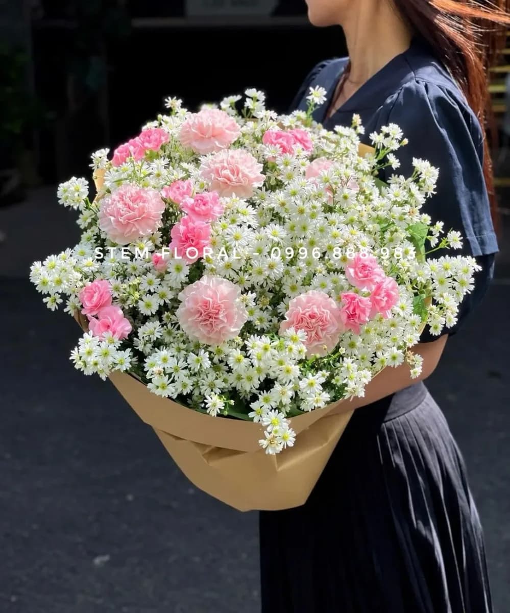 Hồng mây dịu ngọt — Cẩm chướng hồng với cánh viền mềm nổi trên nền cúc nhỏ trắng có nhụy vàng xanh