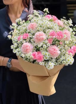 Góc 2 của Hồng mây dịu ngọt — Cẩm chướng hồng với cánh viền mềm nổi trên nền cúc nhỏ trắng có nhụy vàng xanh