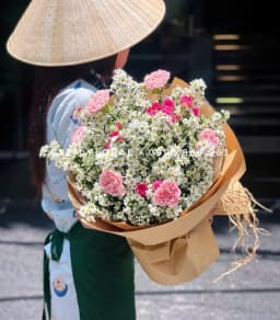 Góc 3 của Hồng mây dịu ngọt — Cẩm chướng hồng với cánh viền mềm nổi trên nền cúc nhỏ trắng có nhụy vàng xanh