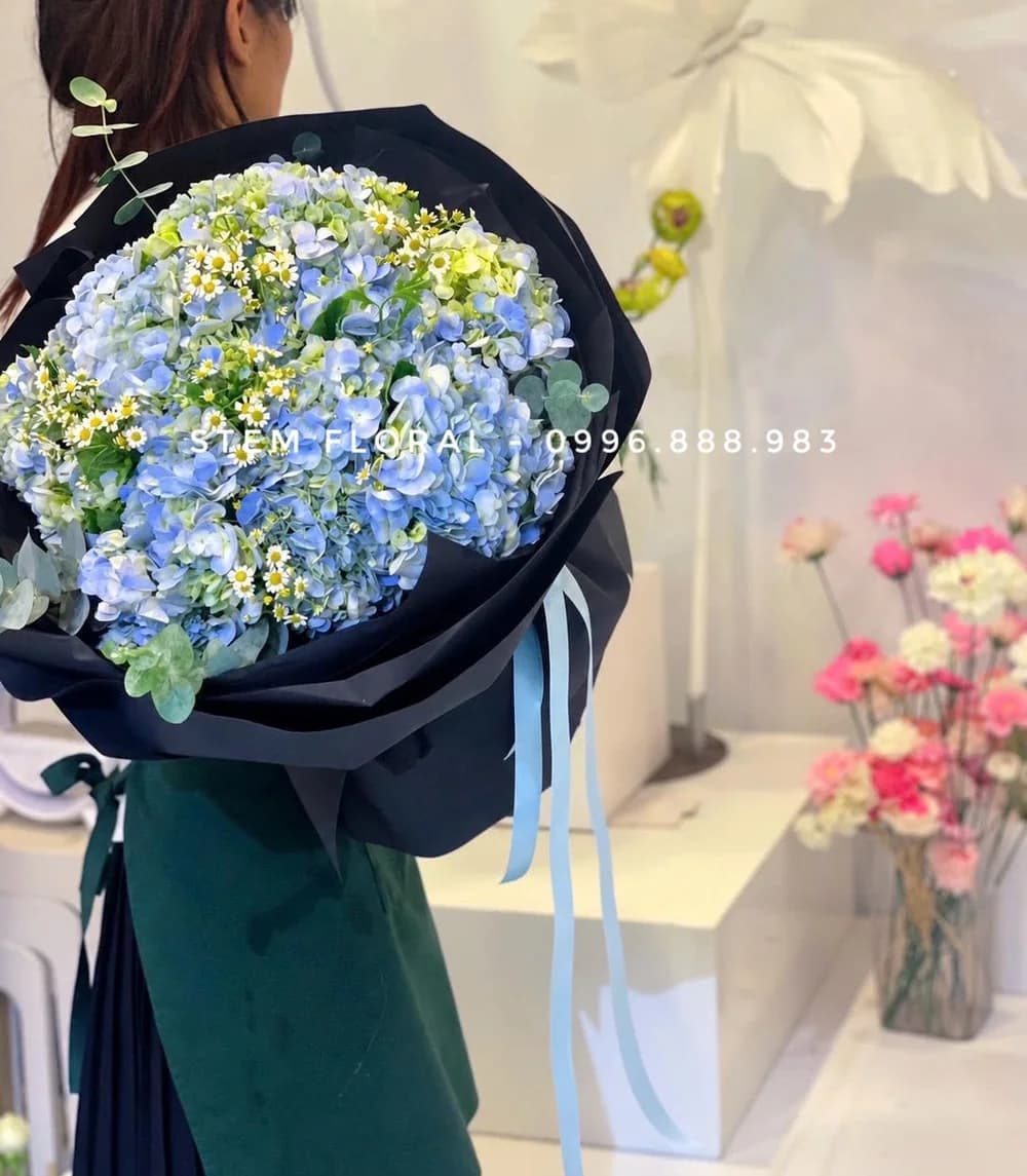 Mây xanh huyền bí — Cẩm tú cầu xanh trắng phối những nhánh hoa nhỏ trong lớp giấy đen