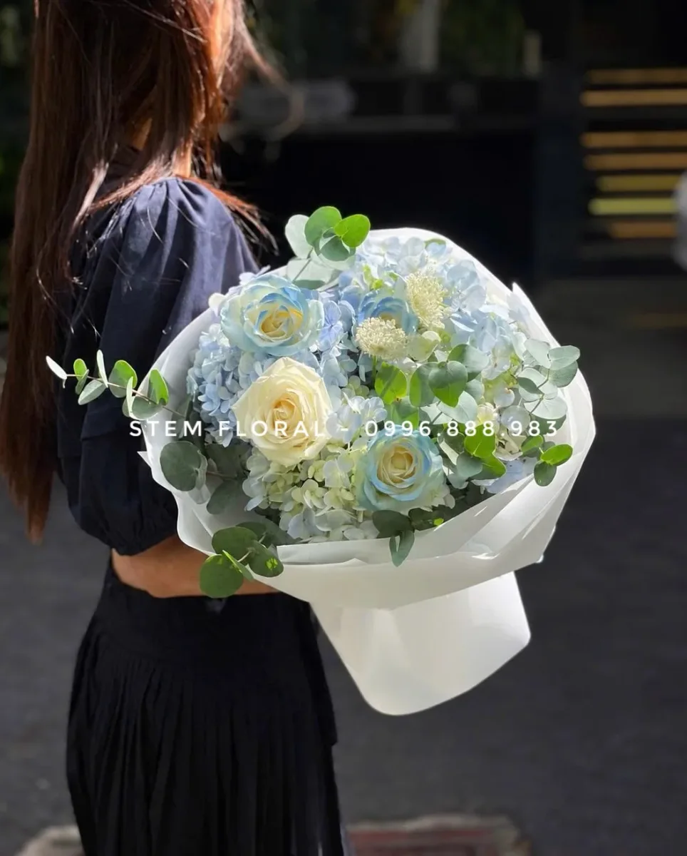 Mây xanh và hồng kem — Cẩm tú cầu xanh nhạt phối hoa hồng kem, hoa hồng có viền xanh và lá xanh bạc trong giấy trắng