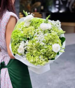 Góc 1 của Vườn xanh tinh khôi — Những cụm cẩm tú cầu xanh non tạo dáng bó rộng, xen cát tường trắng với nụ xanh và nhánh baby trắng