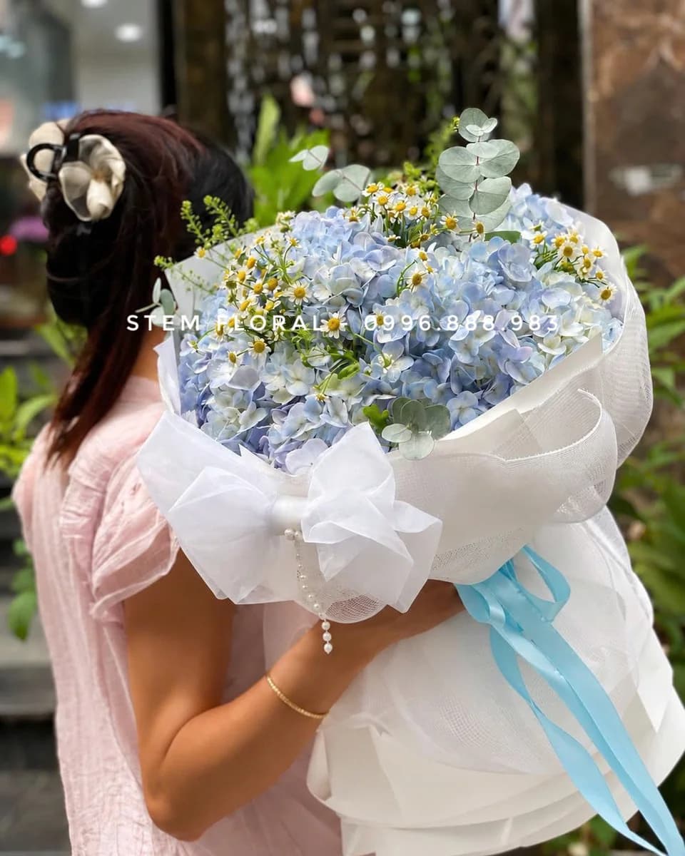 Mây xanh ngọc ngà — Cẩm tú cầu xanh trắng phối những bông trắng nhỏ và lá xanh trong giấy sáng màu