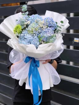 Góc 4 của Mây xanh ngọc ngà — Cẩm tú cầu xanh trắng phối những bông trắng nhỏ và lá xanh trong giấy sáng màu