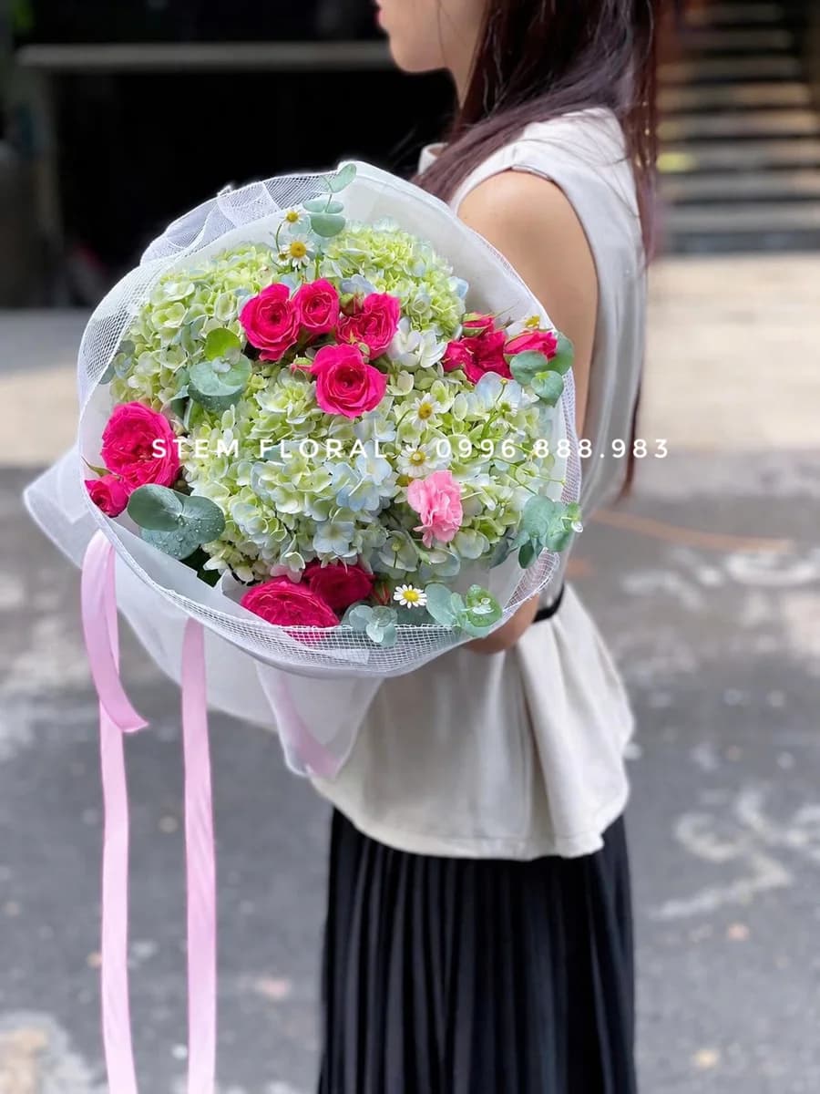 Hồng thắm ngọc bích — Hoa hồng màu hồng đậm điểm giữa cẩm tú cầu xanh non và xanh nhạt