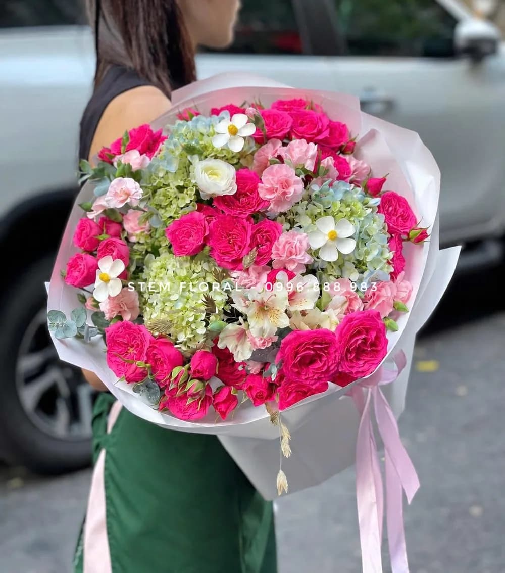 Hồng thắm vườn xanh — Hoa hồng màu hồng đậm phối cẩm tú cầu xanh non và những điểm hoa sáng màu