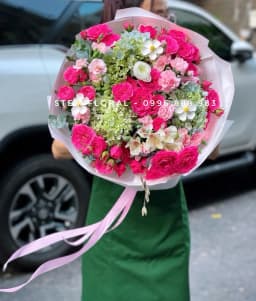 Góc 2 của Hồng thắm vườn xanh — Hoa hồng màu hồng đậm phối cẩm tú cầu xanh non và những điểm hoa sáng màu