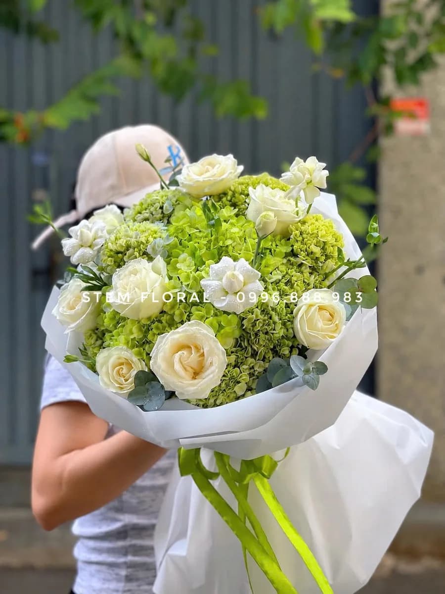Hồng kem ngọc bích — Hoa hồng kem phối cẩm tú cầu xanh non và những nhánh hoa nhỏ trắng