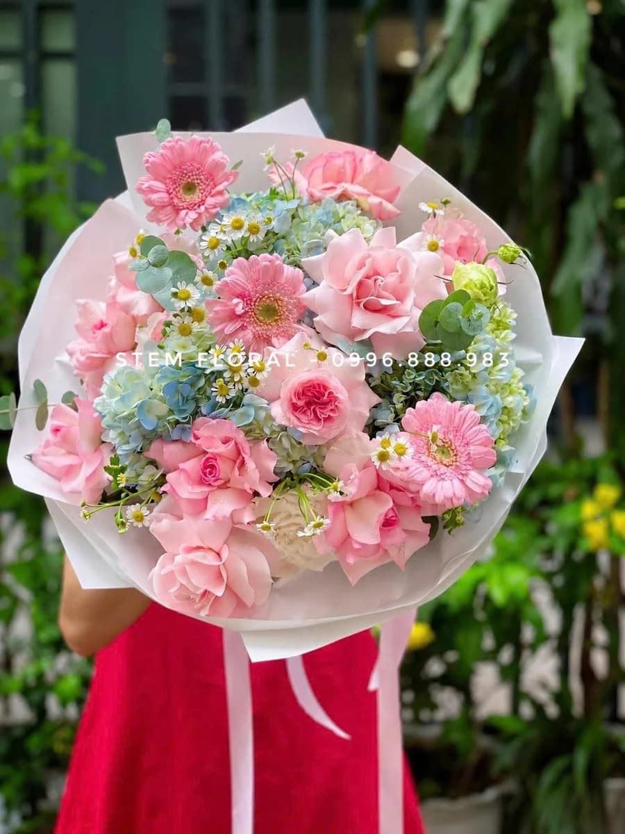Vườn hồng rạng rỡ — Hoa hồng và hoa đồng tiền hồng phối cẩm tú cầu xanh nhạt trong giấy trắng hồng