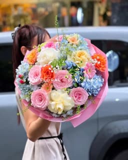 Góc 2 của Ngày vui nhiều sắc hoa — Hoa hồng hồng và vàng kem phối cẩm tú cầu xanh, điểm cẩm chướng cam, đồng tiền hồng và nhánh hoa nhỏ trắng