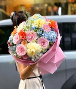 Góc 3 của Ngày vui nhiều sắc hoa — Hoa hồng hồng và vàng kem phối cẩm tú cầu xanh, điểm cẩm chướng cam, đồng tiền hồng và nhánh hoa nhỏ trắng