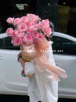 Góc 1 của Hồng cánh mềm — Những bông hồng có nhiều lớp cánh mềm được bó gọn trong giấy hồng mỏng