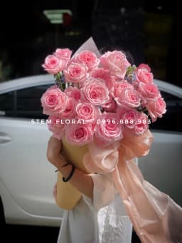 Góc 2 của Hồng cánh mềm — Những bông hồng có nhiều lớp cánh mềm được bó gọn trong giấy hồng mỏng