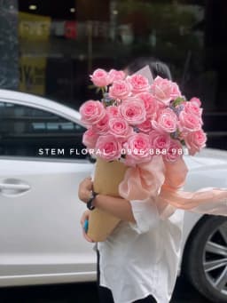 Góc 3 của Hồng cánh mềm — Những bông hồng có nhiều lớp cánh mềm được bó gọn trong giấy hồng mỏng