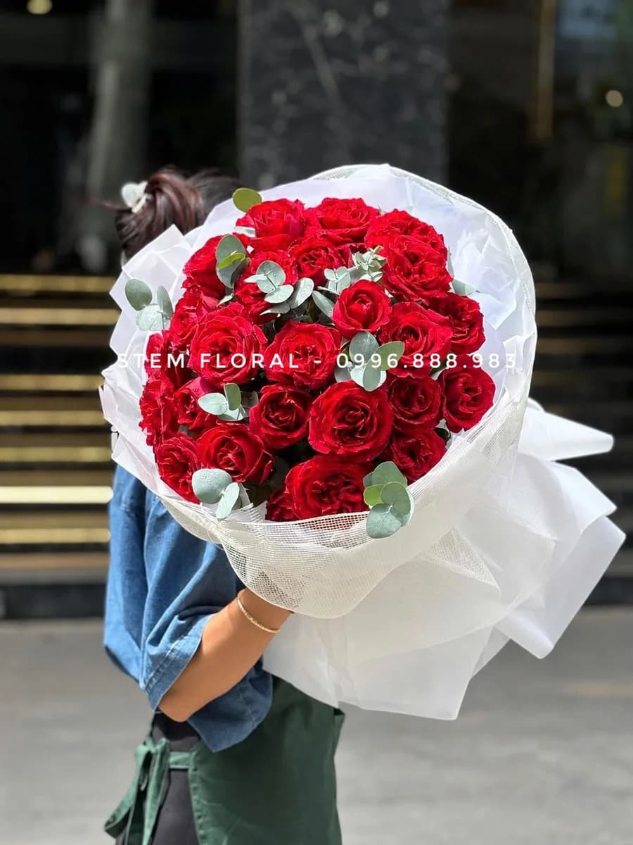 Hồng đỏ ánh bạc — Hoa hồng đỏ phối những nhánh lá xanh bạc trong giấy trắng
