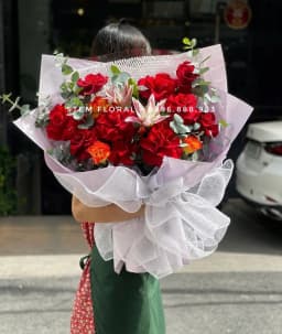 Góc 3 của Hồng đỏ giao duyên — Hoa hồng đỏ phối hoa ly cánh hồng viền sáng và lá xanh trong giấy trắng xếp mở