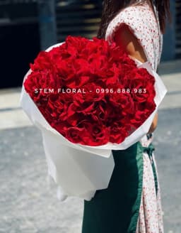 Góc 2 của Hồng đỏ tròn đầy — Hoa hồng đỏ được xếp thành mặt hoa tròn đầy