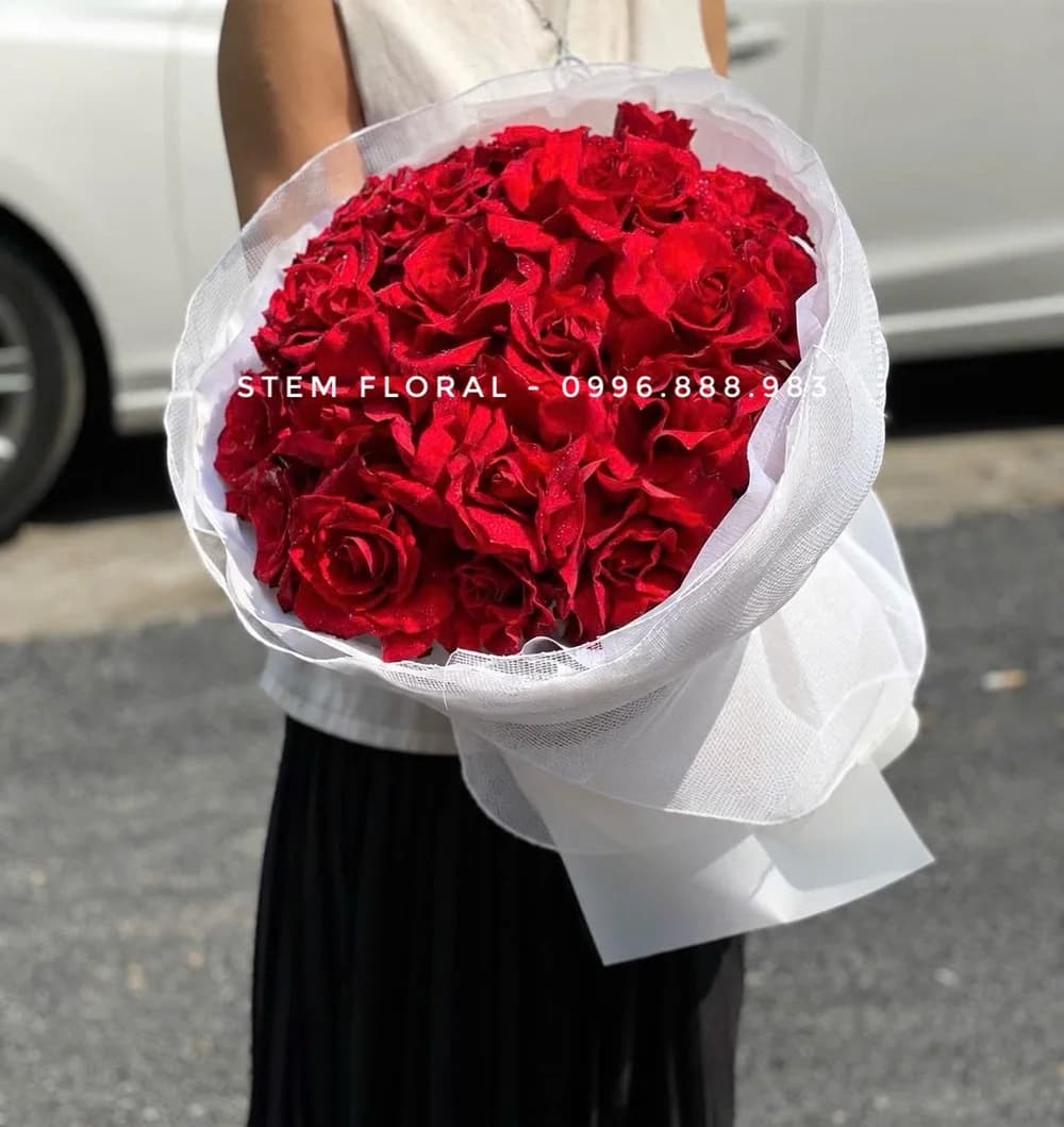 Hồng đỏ tròn đầy — Hoa hồng đỏ được xếp thành mặt hoa tròn đầy