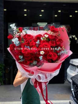 Góc 2 của Hồng đỏ tình thơ — Hoa hồng đỏ phối lá xanh và những nhánh nhỏ trong giấy gói hồng