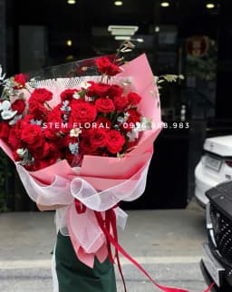 Góc 3 của Hồng đỏ tình thơ — Hoa hồng đỏ phối lá xanh và những nhánh nhỏ trong giấy gói hồng