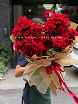 Góc 2 của Hồng đỏ mộc mạc — Hoa hồng đỏ phối lá xanh được gói bằng giấy nâu kraft
