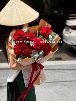 Góc 4 của Hồng đỏ mộc mạc — Hoa hồng đỏ phối lá xanh được gói bằng giấy nâu kraft