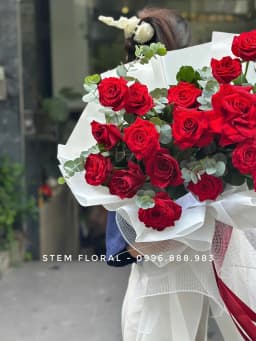 Góc 2 của Hồng đỏ yêu thương — Những bông hồng đỏ nổi bật giữa lá xanh và lớp giấy trắng gấp rộng