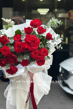 Góc 3 của Hồng đỏ yêu thương — Những bông hồng đỏ nổi bật giữa lá xanh và lớp giấy trắng gấp rộng