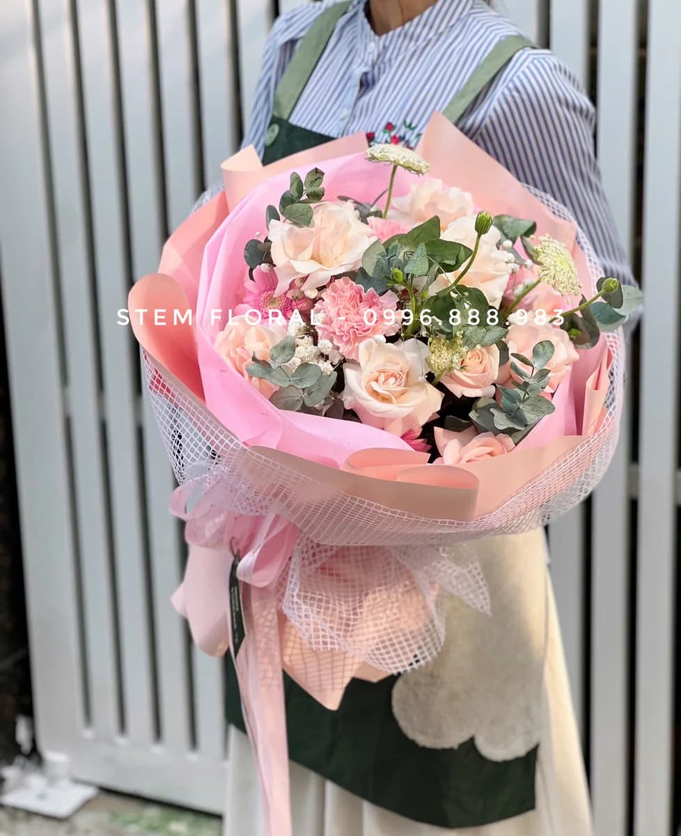 Hồng kem ôm tròn — Hoa hồng kem phối cẩm chướng hồng trong lớp giấy màu đào và hồng nhạt