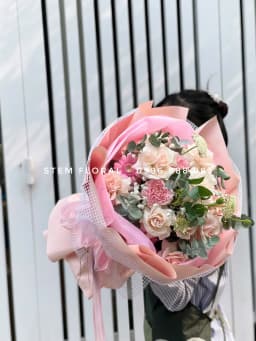 Góc 2 của Hồng kem ôm tròn — Hoa hồng kem phối cẩm chướng hồng trong lớp giấy màu đào và hồng nhạt