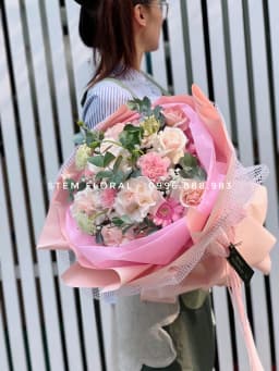Góc 3 của Hồng kem ôm tròn — Hoa hồng kem phối cẩm chướng hồng trong lớp giấy màu đào và hồng nhạt