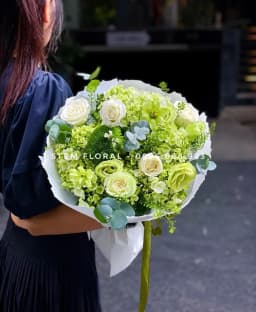 Góc 2 của Hồng kem thanh nhã — Hoa hồng kem nằm giữa những cụm cẩm tú cầu xanh non và lá tròn xanh bạc