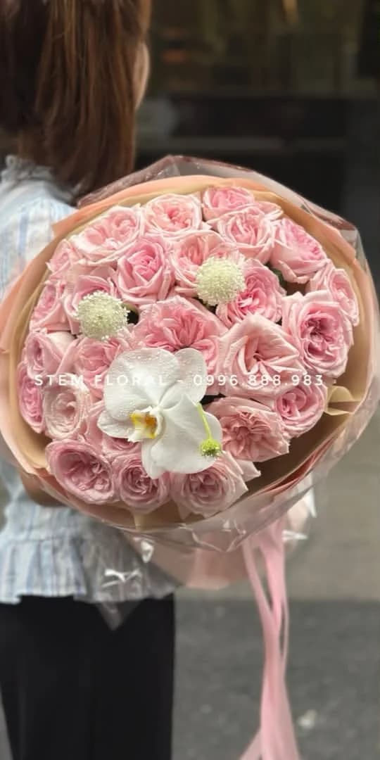 Hồng phấn tròn xinh — Hoa hồng phấn xếp thành dáng tròn, xen những điểm trắng và cánh lan trắng ở phía trước