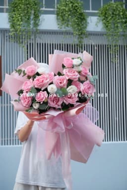 Góc 1 của Hồng phấn trong mây — Nhiều bông hồng phấn được sắp xếp thành dáng tròn, xen lá xanh bạc và những nhánh nhỏ trắng