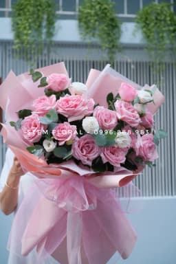 Góc 2 của Hồng phấn trong mây — Nhiều bông hồng phấn được sắp xếp thành dáng tròn, xen lá xanh bạc và những nhánh nhỏ trắng
