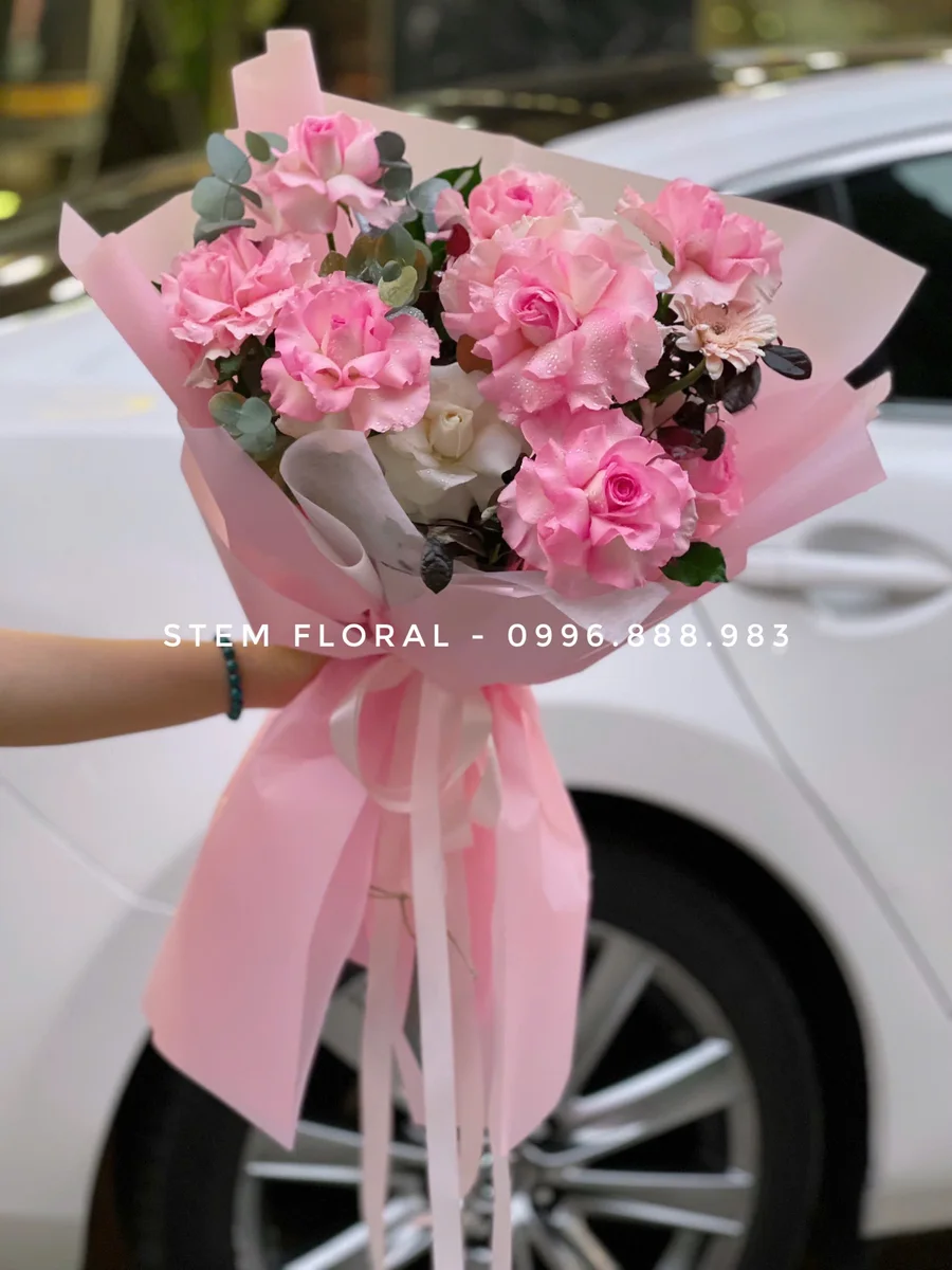 Hồng xếp lớp — Các bông hoa hồng sắc đậm nhạt được xếp cao thấp, xen lá xanh và những nhánh nhỏ