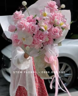 Góc 2 của Lời thương sắc hồng — Hoa hồng hồng phối lan hồ điệp trắng trong lớp giấy sáng màu