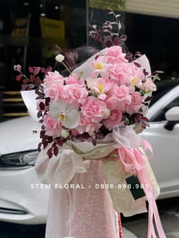 Góc 1 của Lời thương sắc hồng — Hoa hồng hồng phối lan hồ điệp trắng trong lớp giấy sáng màu