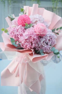 Góc 2 của Mây hồng dịu nhẹ — Cẩm tú cầu hồng tím phối cúc dạng tròn màu hồng đậm và hồng nhạt