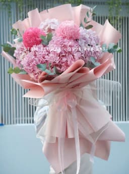 Góc 1 của Mây hồng dịu nhẹ — Cẩm tú cầu hồng tím phối cúc dạng tròn màu hồng đậm và hồng nhạt