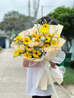 Góc 1 của Nắng vàng trao tay — Hoa đồng tiền vàng phối cẩm chướng màu kem và hồng nhạt, xen hoa nhỏ trắng