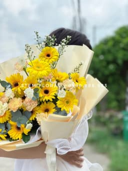 Góc 2 của Nắng vàng trao tay — Hoa đồng tiền vàng phối cẩm chướng màu kem và hồng nhạt, xen hoa nhỏ trắng