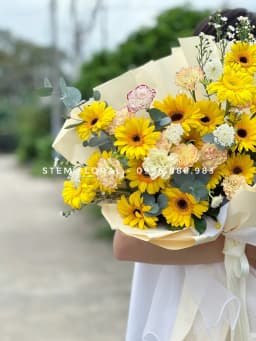 Góc 3 của Nắng vàng trao tay — Hoa đồng tiền vàng phối cẩm chướng màu kem và hồng nhạt, xen hoa nhỏ trắng