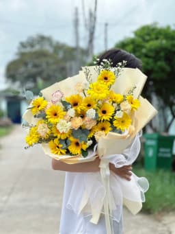 Góc 4 của Nắng vàng trao tay — Hoa đồng tiền vàng phối cẩm chướng màu kem và hồng nhạt, xen hoa nhỏ trắng