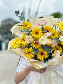 Góc 6 của Nắng vàng trao tay — Hoa đồng tiền vàng phối cẩm chướng màu kem và hồng nhạt, xen hoa nhỏ trắng