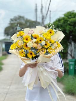 Góc 7 của Nắng vàng trao tay — Hoa đồng tiền vàng phối cẩm chướng màu kem và hồng nhạt, xen hoa nhỏ trắng