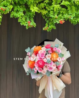 Góc 2 của Sắc màu ngày mới — Hoa hồng hồng phối cúc tròn màu cam và hồng tím trong giấy kem